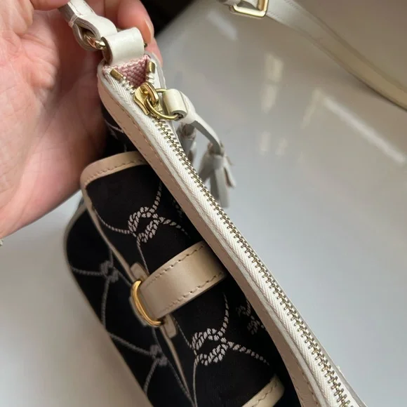 VINTAGE Dooney & Bourke Signature Letter Carrier crossbody bag - Picture 9 of 10